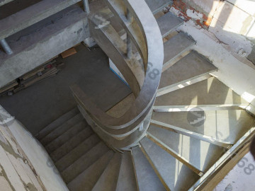 Лестница с бетонными перилами