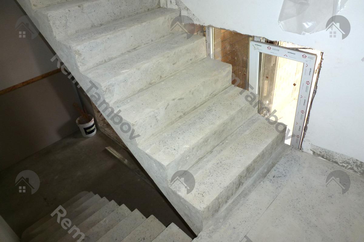 Двухмаршевая бетонная лестница в Солнечном