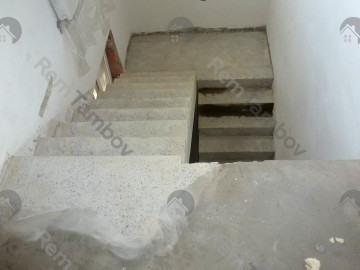 Отшлифованная бетонная лестница с площадкой