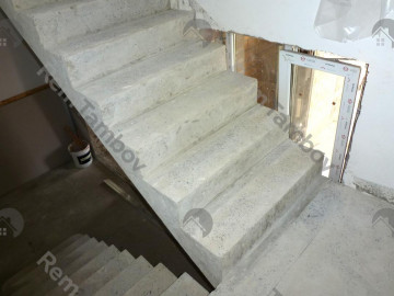 Ступени бетонной лестницы готовые для чистовой отделки