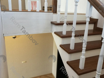 Лестница с белыми балясинами и коричневыми ступенями