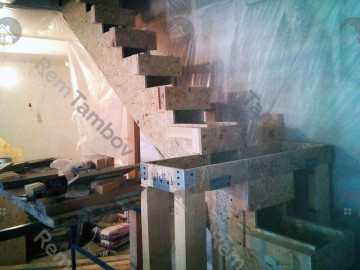 Монтаж опалубки под узкие подступенки