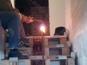 Греем 18-ю арматуру горелкой, чтобы загнуть