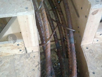 Крупный план армирующего каркаса из 18-ой арматуры