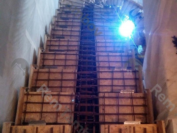 Сварочные работы при монтаже бетонной лестницы на одном косоуре