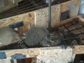 Заполнение косоура бетоном с помощью мастерка и вибратора