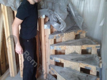 Снимаем пленку с лестницы через семь дней после заливки бетона