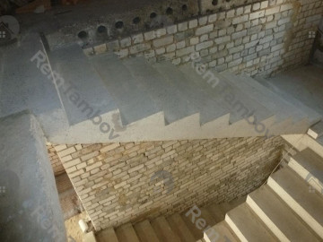 Отшлифованная лестница в бетоне со второго этажа на чердак