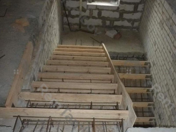 Вид с верху на собранную опалубки монолитной лестницы