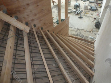 Каркас лестницы подготовлен к заливке бетона