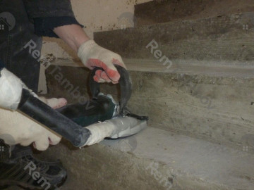 Шлифовка ступеней шлифовальной машиной для бетона