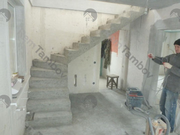 Г-образная лестница c забежными ступенями