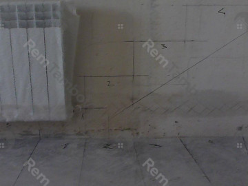 Крупный план разметки лестницы на стене и полу