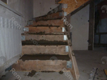 Залитые бетоном ступени нижнего марша лестницы с забежными ступенями
