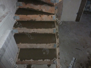 Заглаженный мастерком бетон на первых ступенях лестницы