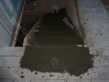 Полностью залитая бетоном лестница с заглаженными ступенями
