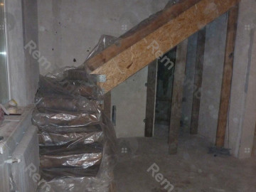 Лестница, накрытая пленкой после заливки бетона
