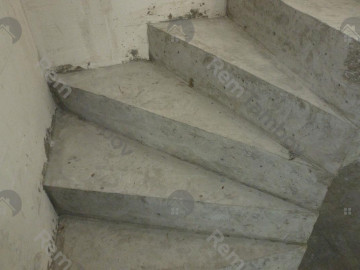 Крупный план поворотных ступеней монолитной лестницы
