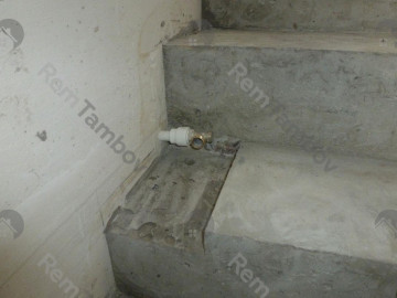 Углубление в первой ступени бетонной лестницы под батарею
