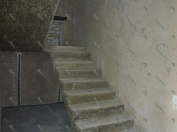 Монолитная лестница на второй этаж с площадкой