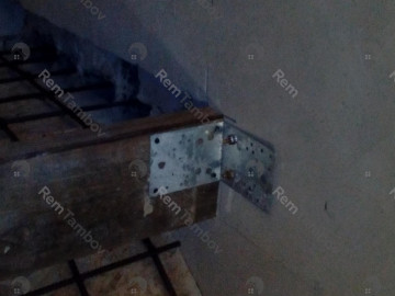Крепление доски подступенка к стене из керамзитных блоков