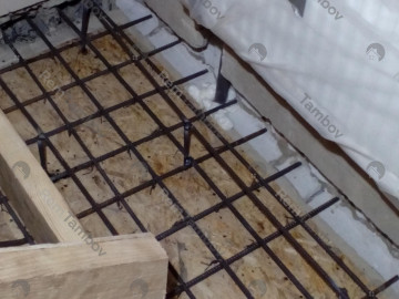 Маяки из арматуры для выравнивания площадки монолитной лестницы