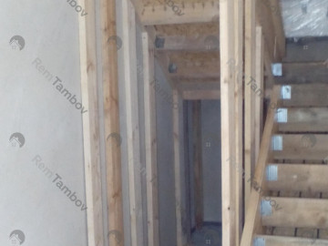 Подпорки из бруса для усиления опалубки верхнего марша лестницы из бетона