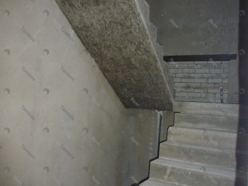 Финишный вариант бетонной лестницы с площадкой