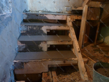 Разглаженный бетон в бетонной лестнице