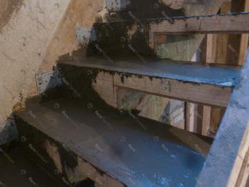 Ступени в необычной бетонной лестнице
