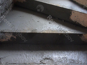 Свежезалитый бетон ступеней