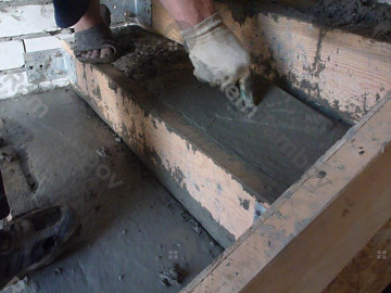 Заглаживаем бетон на ступеньках
