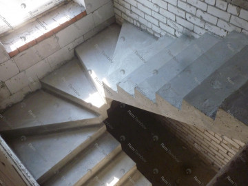 П-образная лестница c забежными ступенями