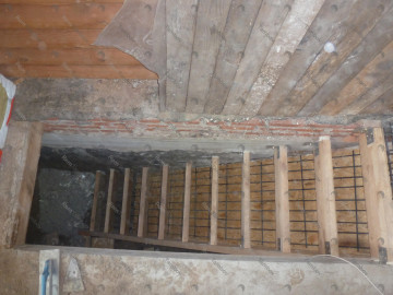 Вид сверху на одномаршевую лестницу в подвал
