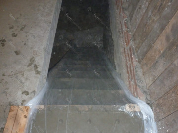 Лестница залита и накрыта пленкой
