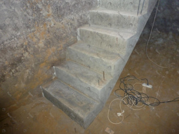 Лестница в подвал из бетона