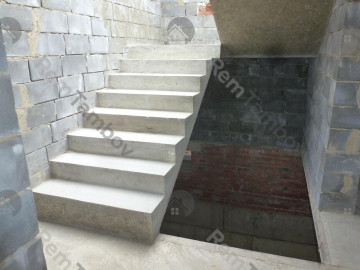 Готовая лестница с площадкой из бетона