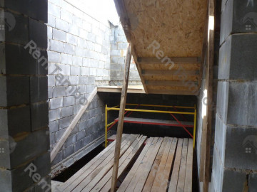 Сборка опалубки для бетонной лестницы с площадкой
