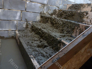 Свеже набросанный бетон на ступени