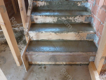 Первые ступени лестницы залиты и разглажены