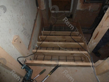 Установлены подступенки на лестнице из гаража