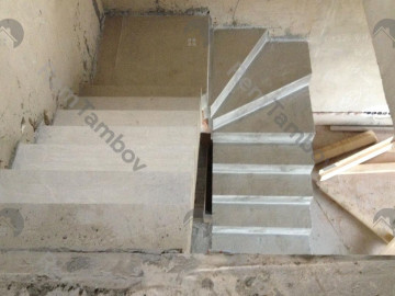 Шлифуем лестницу шлифовальной машиной по бетону