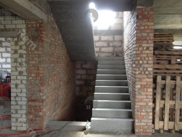 Бетонная лестница на два этажа