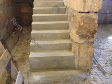 Увеличенная первая ступень бетонной лестницы